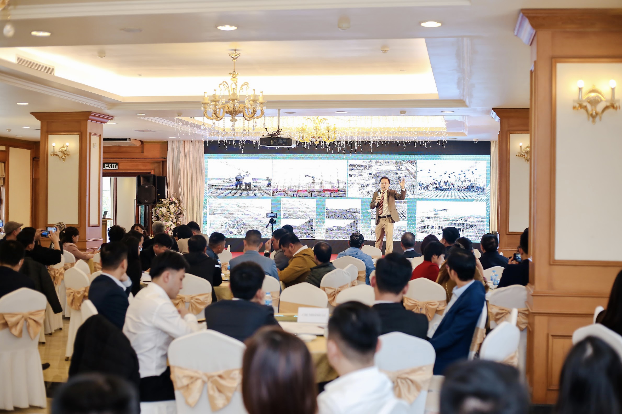 Làm việc với đối tác
